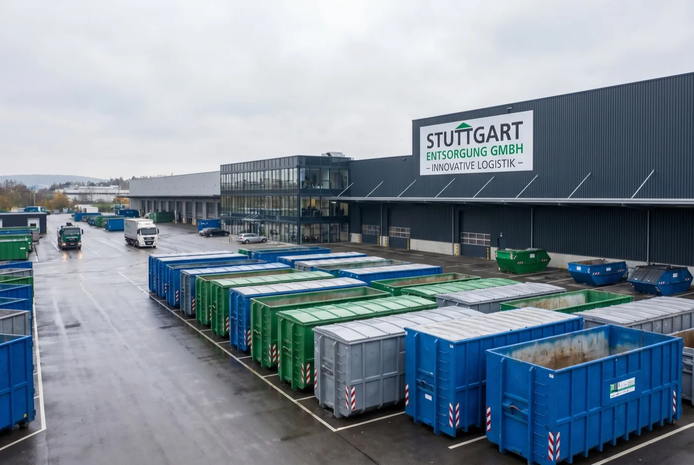 Entsorgungsanlage in Stuttgart mit Containern und Anlieferungs-LKW